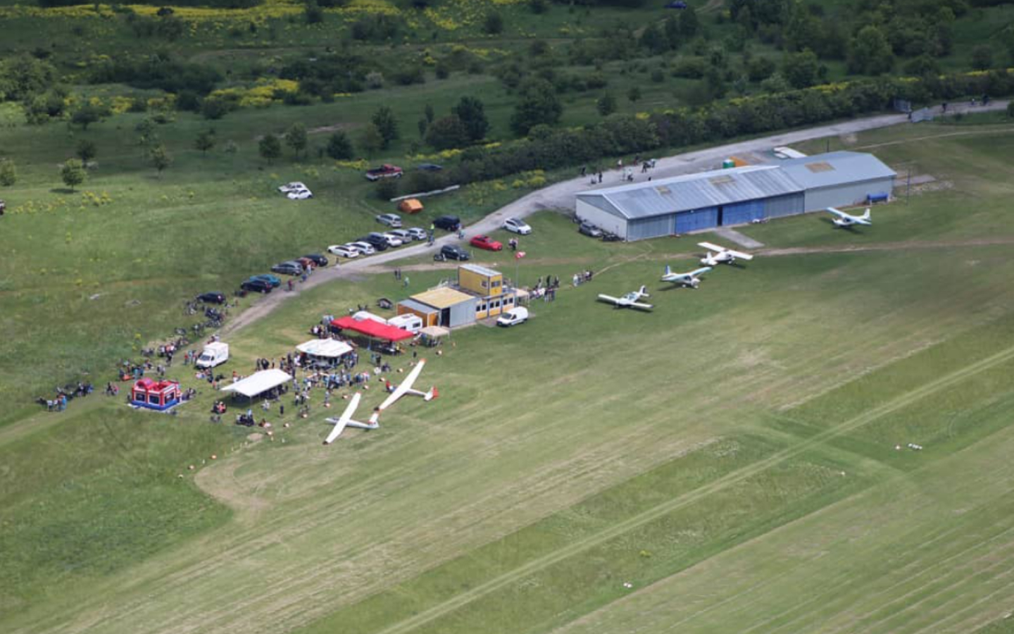 Luftaufnahme des Flugplatzes Bad Langensalza mit Hangar, Segel- und Ultraleichtflugzeugen