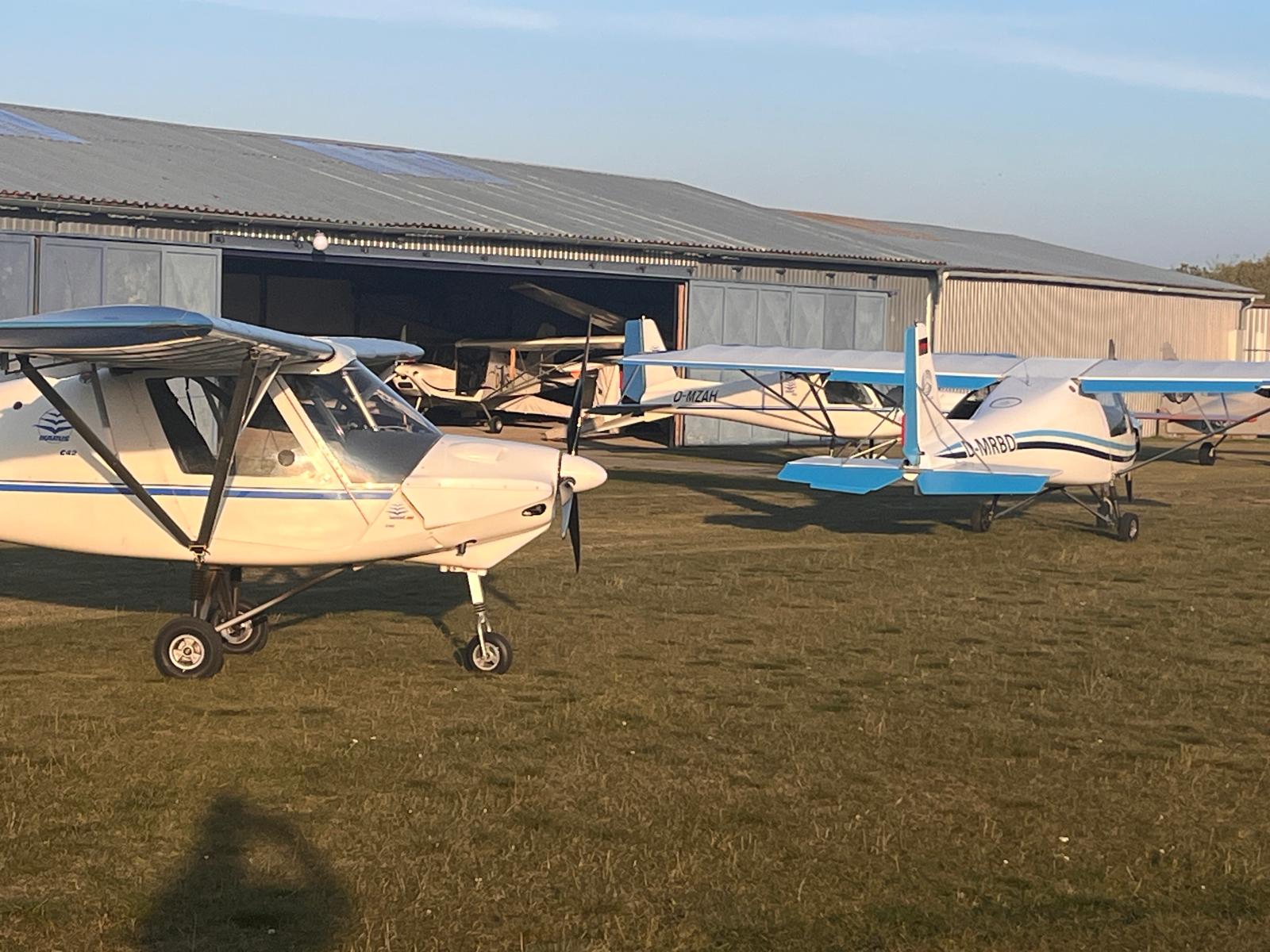 Ultraleichtflugzeug Ikarus C42 vor der Flugzeughalle