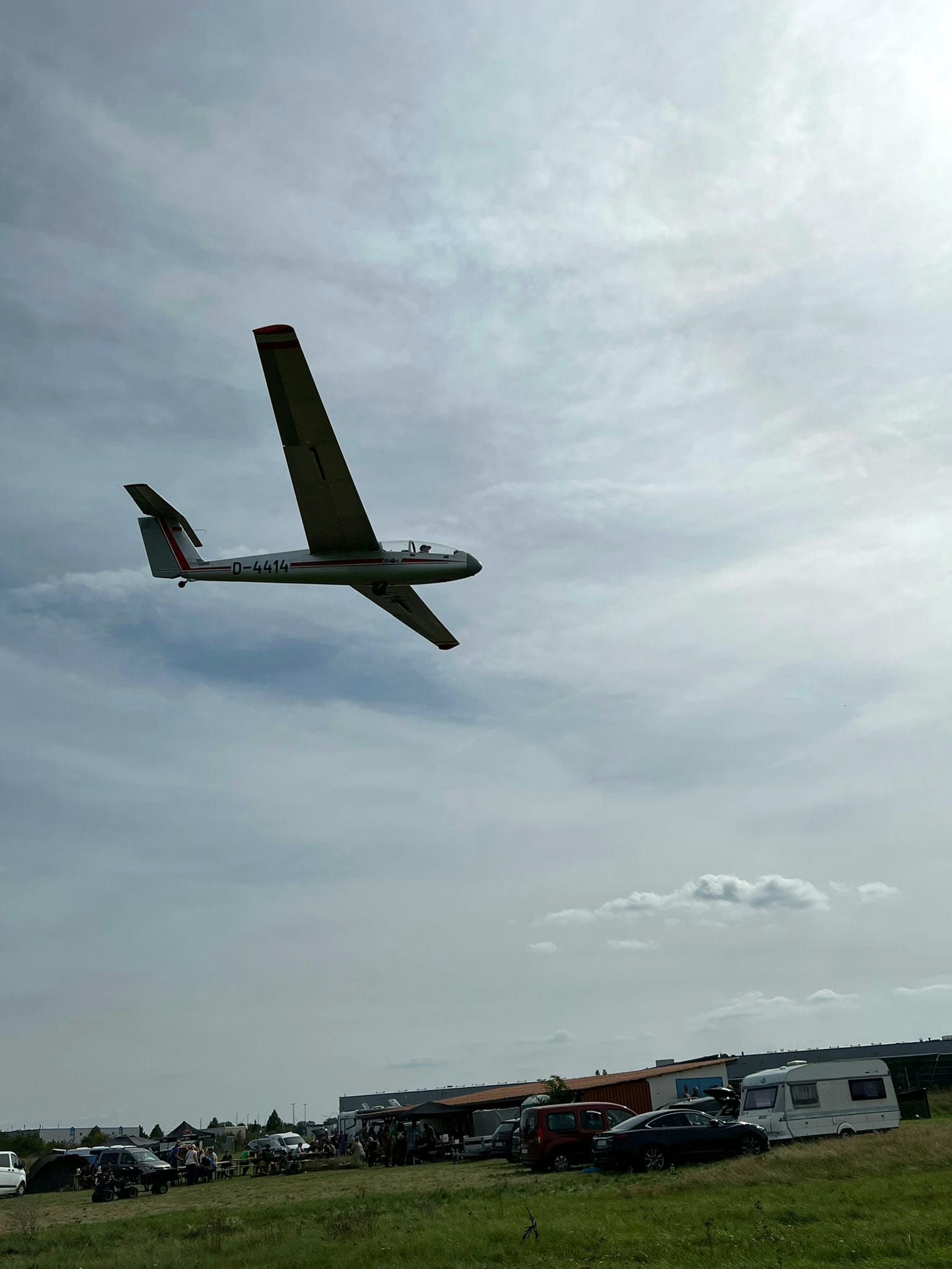 Segelflugzeug D-4414 im Tiefflug über dem Flugplatz